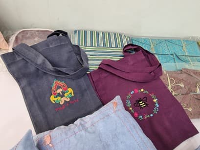 Silk-embroidered bags from the vocational workshop